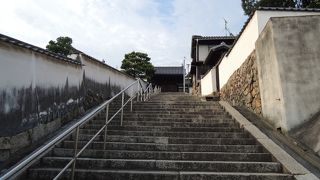 観龍寺へ続く階段上から美観地区を眺めると違った風景が楽しめます