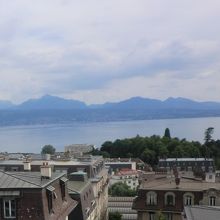 レマン湖の向うにスイスアルプスの山並みが望めます