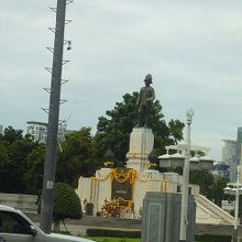 交差点の角に建つラマ6世像