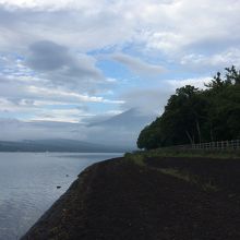 ちょっと雲に隠れていますが富士山です