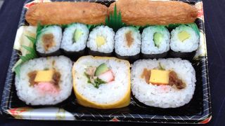 テイクアウトして飛行機を見ながらお寿司を頂きます