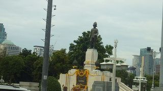 ラマ6世像が目印