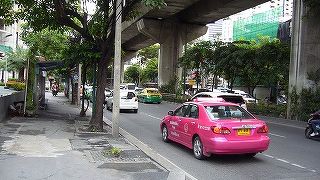 駐在員も多いエリアで、安心感あるショップやレストラン多い