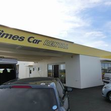 石垣空港店は空港まで送迎車で数分。