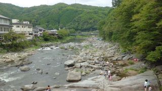 夏は川遊びができます