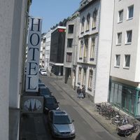 ホテルの看板と部屋からの眺め