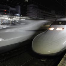 N700系が真横を高速で通過する