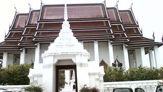 白く綺麗な寺院