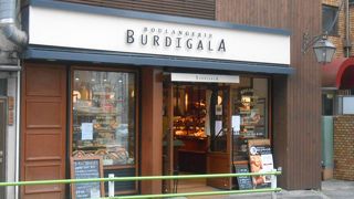 欧米人が集うベーカリーカフェ