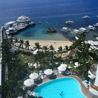 バルコニーから見たプールとビーチ