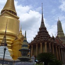 左が黄金の仏舎利塔、中央が経堂