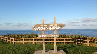 オホーツク海に広がる千畳岩とキャンプ場