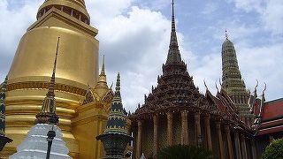 大理石のテラスにある経堂