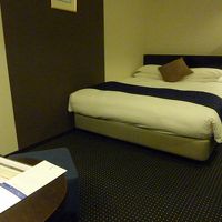 割と狭いダブルベッドです