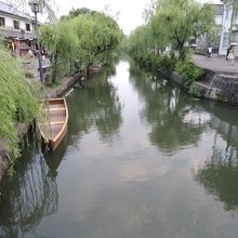 運河と柳がよく合います