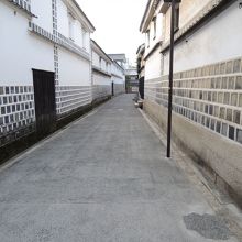 路地では人も少ない美しい白壁ロードが