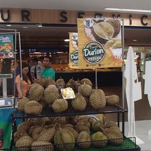 ドリアン売ってました