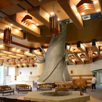 西館ロビーの岡本太郎の作品