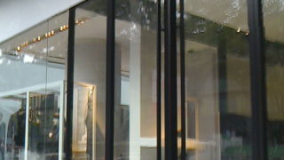 ウィンドウも素敵な一流ブランド。