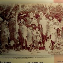 今は絶滅したセルクナム族（オナ族）。モンゴロイド系の容貌です