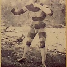 セルクナム族（オナ族）の男子成人儀式のための仮装一例