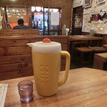 壁に名刺がびっしり。