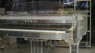 こんどはスケルトンのピアノが目印