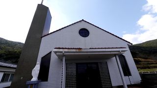 狭い道を越えた山の中腹にある教会