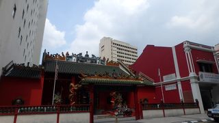 さすが多民族国家！インド寺院の斜め向かいにある中国寺院