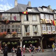 フランスなのにスイスのような木材が入った建物が特徴的でした。