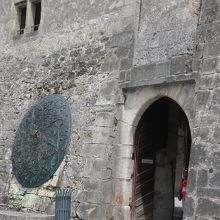 古城の入り口です。左手に丸い銅版の城主の紋章があります