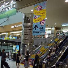 チェックインカウンター奥の上階にエアポートモールがあります