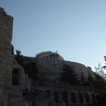 朝日を浴びる外壁とパルテノン神殿（右側）
