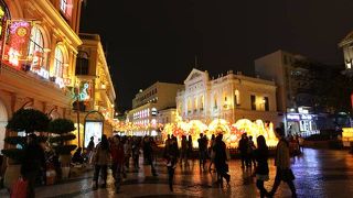 縞模様が印象的な広場です。