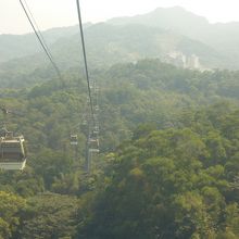 天空を渡るゴンドラから見える景色です。101は霞んで見えます