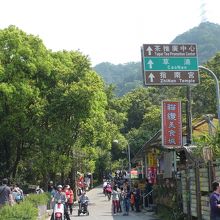 山頂駅、猫空站前の人ごみ