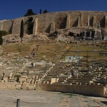 客席とその後ろのパルテノン神殿方向を見上げる