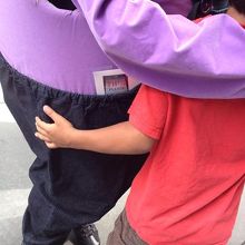 TIPS PLEASEと大きく書いた紙を持っていますね。