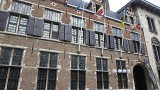 貴族か大商人の館のように大きく、豪華