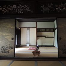 上段の間　欄間には葡萄が彫られている