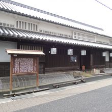 通りから見た本陣