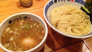 【めん徳二代目つじ田】濃厚とんこつ魚介スープ、３度に分けて楽しめるつけ麺