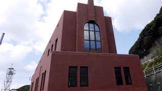 ステンドグラスが素晴らしい！光に満ちた素晴らしい教会