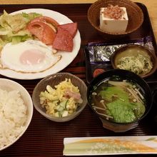 朝食☆１日目　ゴーヤ・もずく・島豆腐など　白米はきび入り！