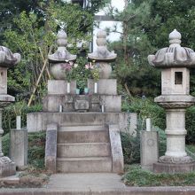 勝海舟夫婦の墓