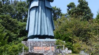 天草四郎の巨大像があります。