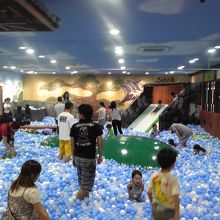 お湯の代わりにボールがたくさん!