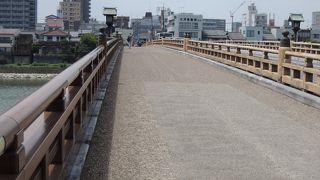 擬宝珠や青銅製の春日灯籠がついたきれいな橋