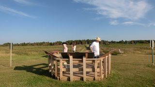 真っ赤に染まる崖と水平線に沈む夕日は最高だ