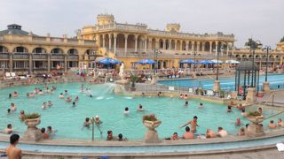 ハンガリーのプールみたいな温泉